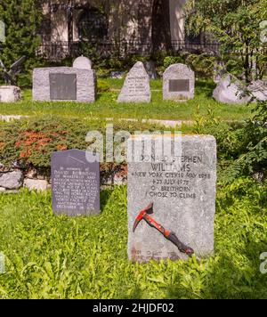 ZERMATT, SCHWEIZ - Gedenkstein mit Eispickel für Bergsteiger Donald Stephen Williams, Bergsteigerfriedhof, Bergsteigerfriedhof. Stockfoto