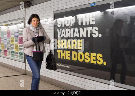 Riesiges Plakat auf der Plakatwand mit dem Titel „Stop the Variants share the Doses“, London England, Großbritannien Stockfoto