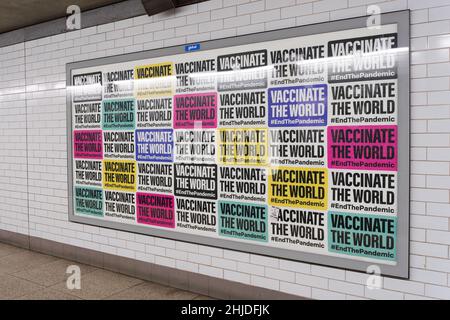 Riesiges Plakat auf der Plakatwand, das eine Sammlung mehrerer Botschaften zeigt: „Impfen Sie die Welt“, London England, Großbritannien Stockfoto