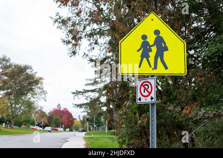 Ottawa, Kanada - 10. Oktober 2021: Gelbes Schulschild auf der Straße in der Nähe der Schulzone Stockfoto