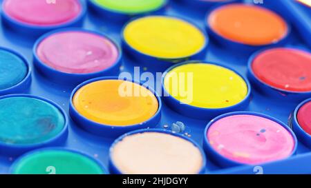Blaue Palette mit Aquarellen Makrofoto. Helle Farben auf blauem Hintergrund. Zeichnen von Schulungskonzepts. Stockfoto