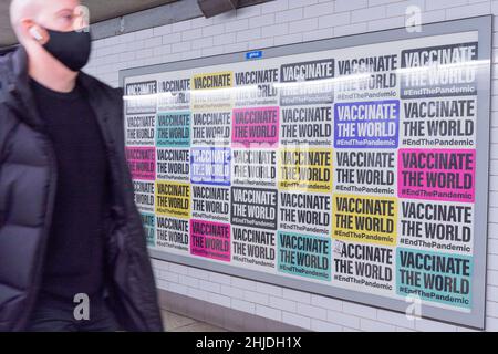 Riesiges Plakat auf der Plakatwand, das eine Sammlung mehrerer Botschaften zeigt: „Impfen Sie die Welt“, London England, Großbritannien Stockfoto