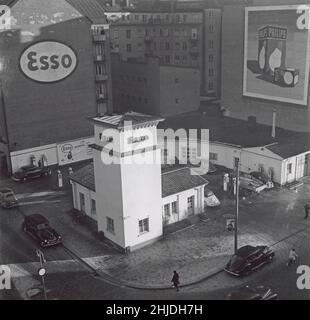 Esso-Tankstelle des 1940s. Stockholms erste Tankstelle an der Birger Jarlsgatan 68. Es wurde 1926 gebaut und war damals die Marke Pratt Benzin. Das Unternehmen wurde später von Standardöl gekauft. Noch 2021 war der Bahnhof Teil der Firma Circle K, ist aber jetzt abgerissen. Esso ist der Handelsname für ExxonMobil. Stockfoto