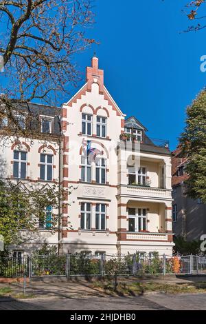 Berlin, Deutschland - 12. Oktober 2021: Herrenhaus an der Ringstraße 24 in der Villenkolonie Lichterfelde aus dem 19th. Jahrhundert, einem deutschen Siedlungskonzept Stockfoto