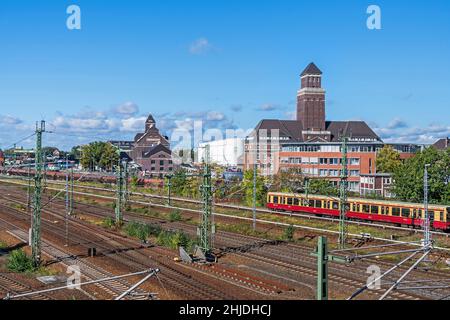 Berlin, Deutschland - 6. Oktober 2021: Bahnhof, Verwaltungsgebäude und S-Bahn im Westhafenhafen BEHALA, einem der größten in Deutschland Stockfoto