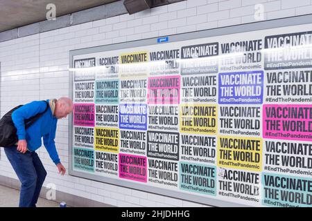 Riesiges Plakat auf der Plakatwand, das eine Sammlung mehrerer Botschaften zeigt: „Impfen Sie die Welt“, London England, Großbritannien Stockfoto