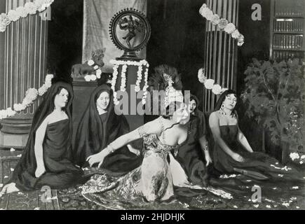 Mata Hari. Margaretha Geertruida MacLeod (geb. Zelle; 7. August 1876 – 15. Oktober 1917), besser bekannt unter dem Künstlernamen Mata Hari (/m??t? "H??ri/), war eine holländische exotische Tänzerin und Kurtisane, die während des Ersten Weltkriegs wegen Spionage für Deutschland verurteilt wurde.Professor Shipman, ein bekannter Gelehrter, sagte: "Er glaubte, sie sei unschuldig und verurteilte sie nur, weil die französische Armee einen Sündenbock brauchte. Sie wurde in Frankreich von einem Erschießungskommando hingerichtet, das in der Mitte ihren berühmten Tempeltanz aufführte. Stockfoto