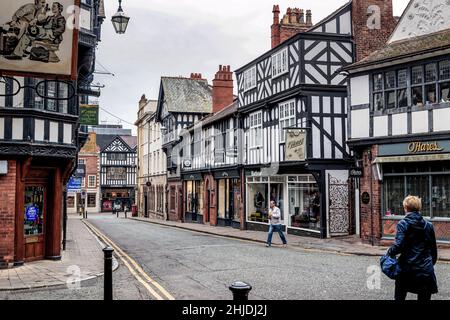 CHESTER, GROSSBRITANNIEN - 14. SEPTEMBER 2014: Dies ist eine der alten Straßen der Stadt, die aus mittelalterlichen Fachwerkhäusern gebaut wurde. Stockfoto