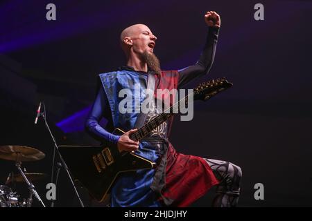 Gloryhammer, britische Symphonic Power Metal Band, selbst beschrieben als heroischer Fantasy Power Metal: Paul Templling aka Ser Proletius (Gitarre). Konzert im Wartenberg Oval in Wartenberg-Angersbach bei Fulda, Deutschland, 18th. Januar 2017, als Unterstützung für die Band Hammerfall, Built to Tour 2017. Stockfoto