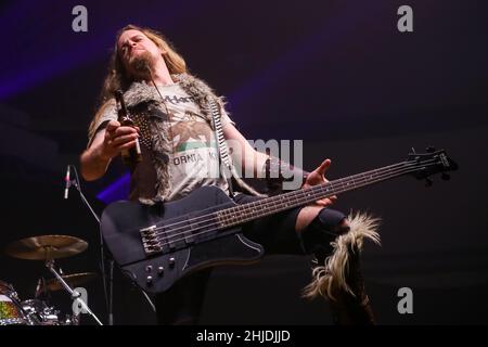 Gloryhammer, britische Symphonic Power Metal Band, selbst beschrieben als heroischer Fantasy Power Metal: James Cartwright aka The Hootsman (Bass). Konzert im Wartenberg Oval in Wartenberg-Angersbach bei Fulda, Deutschland, 18th. Januar 2017, als Unterstützung für die Band Hammerfall, Built to Tour 2017. Stockfoto