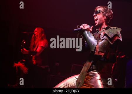 Gloryhammer, britische Symphonic Power Metal Band, selbst beschrieben als heroischer Fantasy Power Metal: James Cartwright aka The Hootsman (Bass), Thomas Laszlo Winkler aka Angus McFife XIII (Lead Vocals). Konzert im Wartenberg Oval in Wartenberg-Angersbach bei Fulda, Deutschland, 18th. Januar 2017, als Unterstützung für die Band Hammerfall, Built to Tour 2017. Stockfoto