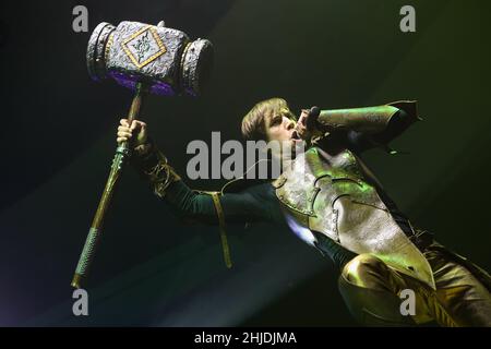 Gloryhammer, britische Symphonic Power Metal Band, selbst beschrieben als heroischer Fantasy Power Metal: Thomas Laszlo Winkler alias Angus McFife XIII (Lead Vocals). Konzert im Wartenberg Oval in Wartenberg-Angersbach bei Fulda, Deutschland, 18th. Januar 2017, als Unterstützung für die Band Hammerfall, Built to Tour 2017. Stockfoto