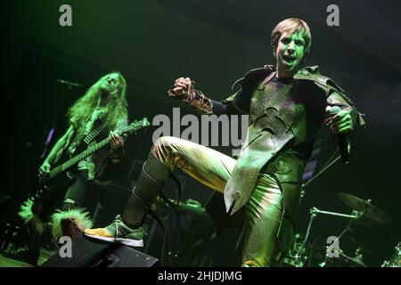 Gloryhammer, britische Symphonic Power Metal Band, selbst beschrieben als heroischer Fantasy Power Metal: James Cartwright aka The Hootsman (Bass), Thomas Laszlo Winkler aka Angus McFife XIII (Lead Vocals). Konzert im Wartenberg Oval in Wartenberg-Angersbach bei Fulda, Deutschland, 18th. Januar 2017, als Unterstützung für die Band Hammerfall, Built to Tour 2017. Stockfoto