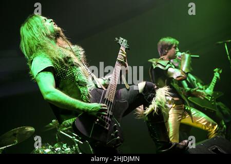 Gloryhammer, britische Symphonic Power Metal Band, selbst beschrieben als heroischer Fantasy Power Metal: James Cartwright aka The Hootsman (Bass), Thomas Laszlo Winkler aka Angus McFife XIII (Lead Vocals). Konzert im Wartenberg Oval in Wartenberg-Angersbach bei Fulda, Deutschland, 18th. Januar 2017, als Unterstützung für die Band Hammerfall, Built to Tour 2017. Stockfoto