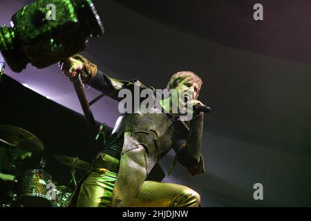 Gloryhammer, britische Symphonic Power Metal Band, selbst beschrieben als heroischer Fantasy Power Metal: Thomas Laszlo Winkler alias Angus McFife XIII (Lead Vocals). Konzert im Wartenberg Oval in Wartenberg-Angersbach bei Fulda, Deutschland, 18th. Januar 2017, als Unterstützung für die Band Hammerfall, Built to Tour 2017. Stockfoto