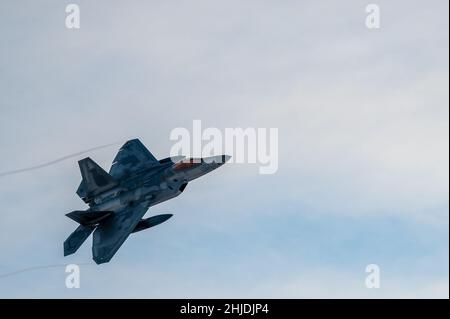 Ein US Air Force F-22 Raptor, der 3rd Wing zugewiesen wurde, hebt am 27. Januar 2022 von der Fluglinie auf der Joint Base Elmendorf-Richardson, Alaska, ab. Die F-22 ist ein Kämpfer der fünften Generation, der sowohl Luft-Luft- als auch Boden-zu-Boden-Missionen durchführen kann. (USA Luftwaffe Foto von Airman 1st Class Andrew Britten) Stockfoto