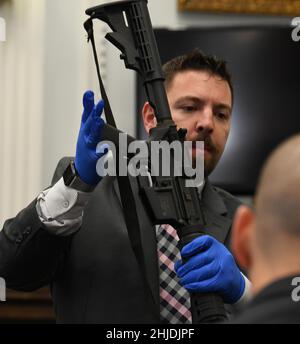 Kenosha, Wisconsin, USA. 28th Januar 2022. Ein Richter hat einer Vereinbarung von Anwälten zugestimmt, das Sturmgewehr zu zerstören, mit dem Kyle Rittenhouse zwei Menschen getötet und ein Drittel während eines Straßenproteste im Jahr 2020 in Wisconsin verwunden hat. FILETFOTO: 2. November 2021, Kenosha, Wisconsin, USA: Kenosha der Polizeidetektiv Ben Antaramian kehrt zur Staatsanwaltschaft zurück, nachdem er das Gewehr von Dominick Black Kyle Rittenhouse gezeigt hat. Schwarz, der Kyle Rittenhouse's AR-15 Gewehr für ihn gekauft hat, weil Rittenhouse minderjährig war. Kredit: ZUMA Press, Inc./Alamy Live Nachrichten Stockfoto