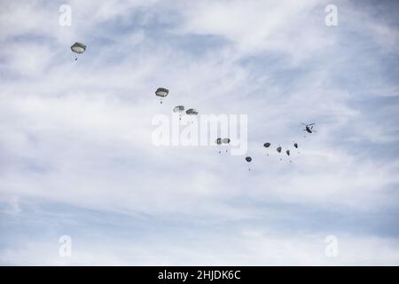 Fallschirmjäger der US-Armee, die der 173. Airborne Brigade zugeordnet sind, führen während des Bajonet Ready 22 einen Luftsprung im Joint National Readiness Center im Hohenfels Training Area, Deutschland, am 20. Oktober 2021 durch. Übung Bayonet Ready 22 ist eine Richtlinie der United Sates Army Southern European Task Force – Africa, die vom 17. Bis 30. Oktober 2021 vom 7. Armeeausbildungskommando und der 173. Luftbrigade im Joint National Training Center im Hohenfels Training Area, Deutschland, durchgeführt wird. Die Übung soll die eingezäunte Trainingsstrategie des Brigadekommandanten erleichtern, um tödliche Uni aufzubauen Stockfoto