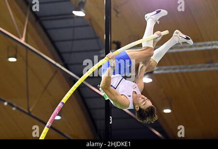 Karlsruhe, Deutschland. 28th Januar 2022. Leichtathletik, Indoor Meeting. Armand Duplantis aus Schweden im Stabhochsprung der Männer. Quelle: Uli Deck/dpa/Alamy Live News Stockfoto