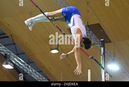 Karlsruhe, Deutschland. 28th Januar 2022. Leichtathletik, Indoor Meeting. Armand Duplantis aus Schweden im Stabhochsprung der Männer. Quelle: Uli Deck/dpa/Alamy Live News Stockfoto