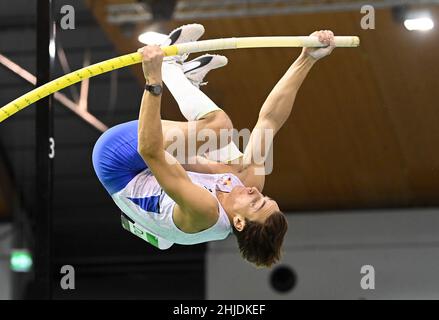 Karlsruhe, Deutschland. 28th Januar 2022. Leichtathletik, Indoor Meeting. Armand Duplantis aus Schweden im Stabhochsprung der Männer. Quelle: Uli Deck/dpa/Alamy Live News Stockfoto