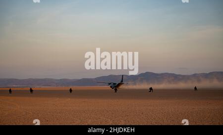 Eine französische CASA CN-235 hebt ab, während Soldaten während einer Boden- und Luftauffahrt in Grand Bara, Dschibuti, Patrouille nehmen, 15. Januar 2022. Im Rahmen eines Besuches des Institute of Advanced Studies in National Defence demonstrierte die dynamische Präsentation die französischen Streitkräfte in den operativen Fähigkeiten Dschibutis und beinhaltete die Teilnahme der Streitkräfte Dschibutis und der USA, um die regelmäßige Zusammenarbeit zwischen den Nationen zu veranschaulichen. US- und französische Streitkräfte tauschen regelmäßig Fachwissen, Ideen und Taktiken aus, um eine stärker integrierte, kombinierte Kraft zu werden, die in der Lage ist, auf Krisen oder Bedrohungen in Ostafrika zu reagieren. Stockfoto