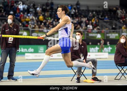 Karlsruhe, Deutschland. 28th Januar 2022. Leichtathletik, Indoor Meeting. Armand Duplantis aus Schweden im Stabhochsprung der Männer. Quelle: Uli Deck/dpa/Alamy Live News Stockfoto