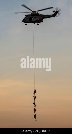 Soldaten mit den französischen Truppen in Dschibuti wehren sich mit einem Transporthubschrauber SA 330 Puma während einer Boden- und Luftanzeigefahrt in Grand Bara, Dschibuti, 15. Januar 2022 ab. Im Rahmen eines Besuches des Institute of Advanced Studies in National Defence demonstrierte die dynamische Präsentation die französischen Streitkräfte in den operativen Fähigkeiten Dschibutis und beinhaltete die Teilnahme der Streitkräfte Dschibutis und der USA, um die regelmäßige Zusammenarbeit zwischen den Nationen zu veranschaulichen. US- und französische Streitkräfte tauschen regelmäßig Fachwissen, Ideen und Taktiken aus, um eine stärker integrierte kombinierte Kraft zu werden, die in der Lage ist, auf cri zu reagieren Stockfoto