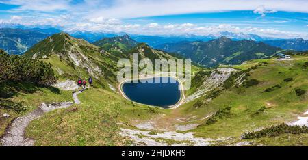 Der Panoramablick auf den blauen alpinen See Seekarsee liegt auf 2000 Meter über dem Meeresspiegel. Hochauflösendes Panorama eines schönen alpinen Sommers w Stockfoto