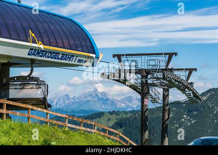 Zauchensee, Österreich - Juli 03 2021: Sommerbahn in den Alpen. Gamskogel 6-Sitzer-Sessellift in Zauchensee, führendes österreichisches Skigebiet. Sommerberg Stockfoto