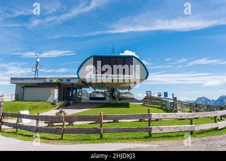 Zauchensee, Österreich - Juli 03 2021: Sommerbahn in den Alpen. Gamskogel 6-Sitzer-Sessellift in Zauchensee, führendes österreichisches Skigebiet. Sommerberg Stockfoto