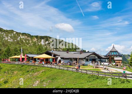 Zauchensee, Österreich - Juli 03 2021: Gamskogelhütte, Gamskogelhütte das Restaurant, Rastplatz in den österreichischen Alpen. Zauchensee das Skigebiet in sonnigen s Stockfoto