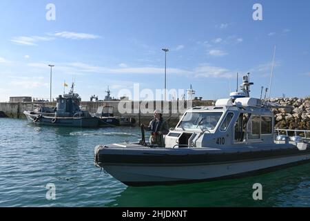 MARINESTÜTZPUNKT ROTA, Spanien (28. Oktober 2021)- Marinestützpunkt (NAVSTA) Rotas Sicherheitskräfte im Binnenhafen führten am 28. Oktober 2021 eine Hafenfege und eine Eskorte eines besuchenden U-Bootes aus NAVSTA ROTA durch. Die Inner Harbor Security Force ist für die Sicherheit der im Hafen und an der umliegenden Küstenlinie stationierten Schiffe von entscheidender Bedeutung; sie führen Routingpatrouillen durch, Schulen und halten sich im Handumdrehen bereit, um zu schützen und zu dienen. (USA Navy Foto von Mass Communication Specialist 3rd Klasse Hutch Johnson.) Stockfoto