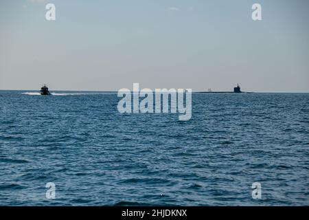 MARINESTÜTZPUNKT ROTA, Spanien (28. Oktober 2021)- Marinestützpunkt (NAVSTA) Rotas Sicherheitskräfte im Binnenhafen führten am 28. Oktober 2021 eine Hafenfege und eine Eskorte eines besuchenden U-Bootes aus NAVSTA ROTA durch. Die Inner Harbor Security Force ist für die Sicherheit der im Hafen und an der umliegenden Küstenlinie stationierten Schiffe von entscheidender Bedeutung; sie führen Routingpatrouillen durch, Schulen und halten sich im Handumdrehen bereit, um zu schützen und zu dienen. (USA Navy Foto von Mass Communication Specialist 3rd Klasse Hutch Johnson.) Stockfoto