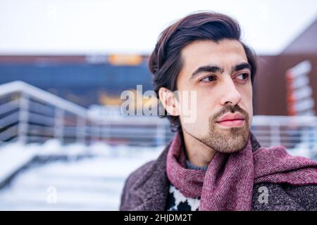 Schöner arabischer Mann in Winterkleidung auf der Straße Stockfoto