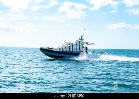 MARINESTÜTZPUNKT ROTA, Spanien (Okt 27, 2021)- Hafenpatrouillenmitglieder auf der Naval Station (NAVSTA) Rota führen während des Trainings am 27. Oktober 2021 Hochgeschwindigkeitsbootmanöver durch. Die Marinestation Rota unterstützt die Flotte, unterstützt die Kämpfer und unterstützt die Familie durch Luftoperationen, Hafenoperationen, Gewährleistung von Sicherheit und Lebensqualität und Bereitstellung der wichtigsten Dienste in den Bereichen Energie, Wasser, Kraftstoff und Informationstechnologie. (USA Navy Foto von Mass Communication Specialist 2nd Klasse Jacob Owen.) Stockfoto