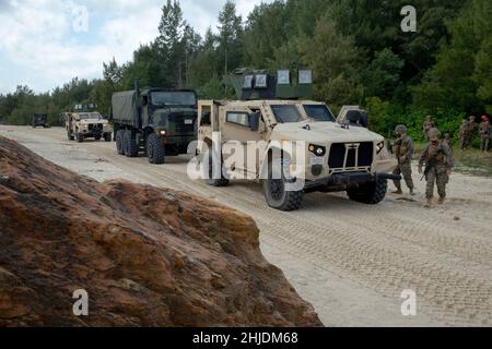 US-Marineinfanteristen mit 3rd Landing Support Bataillon, Combat Logistics Regiment 3, bereiten sich auf einen Konvoi durch den Henoko-Strand im Lager Schwab, Okinawa, Japan, vor, 25. Januar 2022. 3rd LSB führte eine Bataillon-Feldübung durch, um wichtige Aufgaben der Mission zu trainieren und aufkommende Kampfkonzepte zu Proben, um sich auf zukünftige Übungen und Operationen vorzubereiten. 3D MLG mit Sitz in Okinawa, Japan, ist eine nach vorne eingesetzte Kampfeinheit, die als umfassendes Logistik- und Kampfdienststützpunkt der III MEF für Operationen im gesamten Verantwortungsbereich des Indo-Pazifik dient. (USA Marine Corps Foto von Lanc Stockfoto