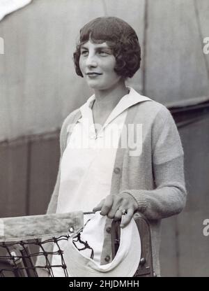 Helen Wills. Amerikanischer Teenie-Spieler. Oktober 6 1905 - Januar 1 1998. Auch bekannt durch ihre verheirateten Namen Helen Wills Moody und Helen Wills Roark. Sie wurde berühmt, weil sie insgesamt neun Jahre lang die Spitzenposition im Frauen-Tennis innehielte: 1927–33, 1935 und 1938. Während ihrer Karriere gewann sie 31 Grand-Slam-Turniertitel (Einzel-, Doppel- und Mixed-Doubles), darunter 19 Einzeltitel. Wills war die erste amerikanische Athletin, die eine globale Berühmtheit wurde und Freundschaften mit Royalty- und Filmstars geschlossen hat, obwohl sie es vorgezogen hat, aus dem Rampenlicht zu bleiben. Sie wurde für ihren anmutigen Körperbau bewundert Stockfoto