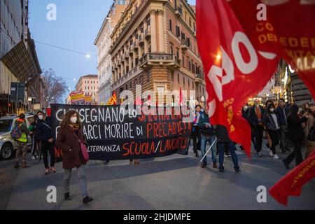 Rom, Italien 28/01/2022: studentenmarsch zum Gedenken an Lorenzo und gegen den Wechsel der Schularbeit. © Andrea Sabbadini Stockfoto