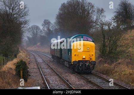 Die Nationaleisenbahn Museen Baureihe 55 deltische Lokomotive 55002 auf der kleinen nordwestlichen Eisenbahnlinie mit einer Westküstenbahn leerer Stock-Zug Stockfoto