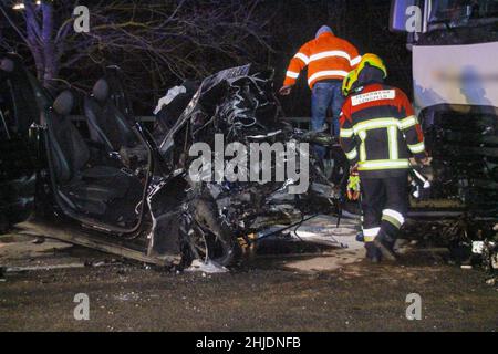 Bad Abbach, Deutschland. 28th Januar 2022. Feuerwehrleute sehen sich den Unfallort an, an dem ein Auto und ein Lastwagen beteiligt sind. Bei einem Frontalzusammenstoß mit einem Lkw in der Nähe von Bad Abbach (Kreis Kelheim) wurde ein 28-jähriger Fahrer schwer verletzt. Quelle: Vifogra/dpa/Alamy Live News Stockfoto