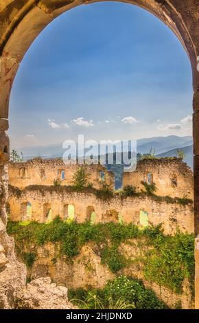 Mauer der Ruinen einer mittelalterlichen Burg Lietava über der umliegenden Landschaft, in der Nähe Zilina Stadt, Slowakei, Europa. Stockfoto