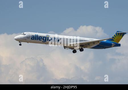 Allegiant Air McDonnell Douglas MD-83 (DC-9-83) mit der Registrierung N407NV in Richtung LAX. Stockfoto