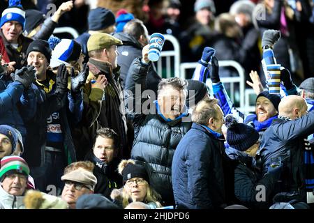 Bath, Großbritannien. 28th Januar 2022. Bath Rugby-Fans feiern einen Versuch während des Gallagher Premiership Rugby-Spiels zwischen Bath Rugby und Harlekins am Recreation Ground, Bath, Großbritannien, am 28. Januar 2022. Foto von Scott Boulton. Nur zur redaktionellen Verwendung, Lizenz für kommerzielle Nutzung erforderlich. Keine Verwendung bei Wetten, Spielen oder Veröffentlichungen einzelner Clubs/Vereine/Spieler. Kredit: UK Sports Pics Ltd/Alamy Live Nachrichten Stockfoto