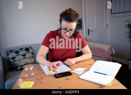 Januar 4th 2021: London, Großbritannien: Buchhalter, der Schreibarbeit in einem Heimbüro macht Stockfoto