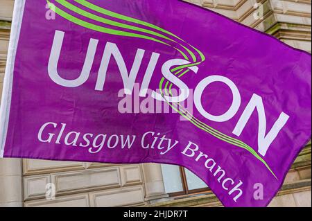 Glasgow, Großbritannien. 27th Januar 2022. Eine Nahaufnahme der Gewerkschaftsflagge von Unison während des Protestes.nach dem Protest vom 23rd. Oktober 2018 haben weibliche Angestellte des Stadtrats von Glasgow immer noch Probleme mit dem Erhalt des ihnen geschuldeten Geldes, wobei einige sogar sagten, dass der rat sich weigere, zu zahlen, die Auszahlung beträgt £500m. Kredit: SOPA Images Limited/Alamy Live Nachrichten Stockfoto