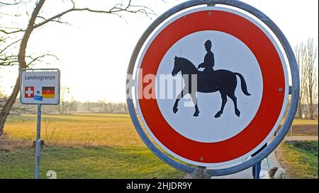 Weil am Rhein, Deutschland - 28. Januar 2022: Reiten verboten Schild an ...