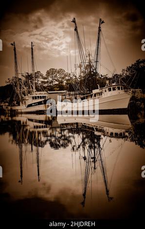 Die Garnelenboote sind am 8. April 2014 in Bayou La Batre, Alabama, abgebildet. Die Stadt ist bekannt als die Meeresfrüchtetropole von Alabama. Stockfoto