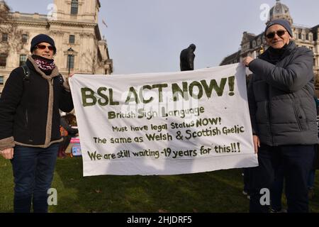 London, Großbritannien. 28th Januar 2022. Die Demonstranten sahen während der Demonstration ein Transparent halten, auf dem ihre Meinung zum Ausdruck kam.die britische Gebärdensprache und die gehörlose Gemeinschaft versammelten sich gegen das britische Parlament zur Unterstützung des BSL-Gesetzes (British Sign Language), das die Gebärdensprache als Amtssprache des Vereinigten Königreichs anerkennt. (Foto von Thomas Krych/SOPA Images/Sipa USA) Quelle: SIPA USA/Alamy Live News Stockfoto