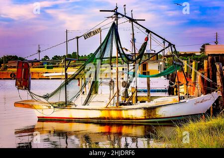 Am 31. August 2014 geht die Sonne auf einem Garnelenboot mit Holzrumpf in Bayou La Batre, Alabama, unter. Die Stadt ist bekannt als die Meeresfrüchtetropole von Alabama. Stockfoto